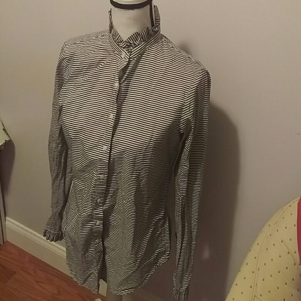 Gap button down shirt strips